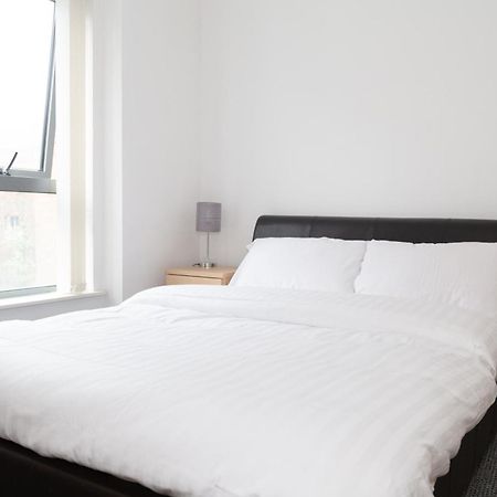 Serviced Apartment In Liverpool City Centre - Free Parking - Balcony - By Happy Days Kültér fotó