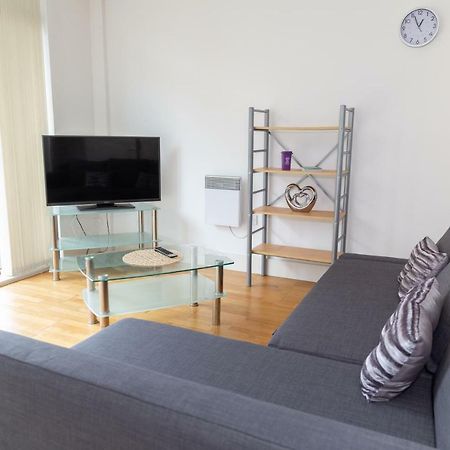 Serviced Apartment In Liverpool City Centre - Free Parking - Balcony - By Happy Days Kültér fotó