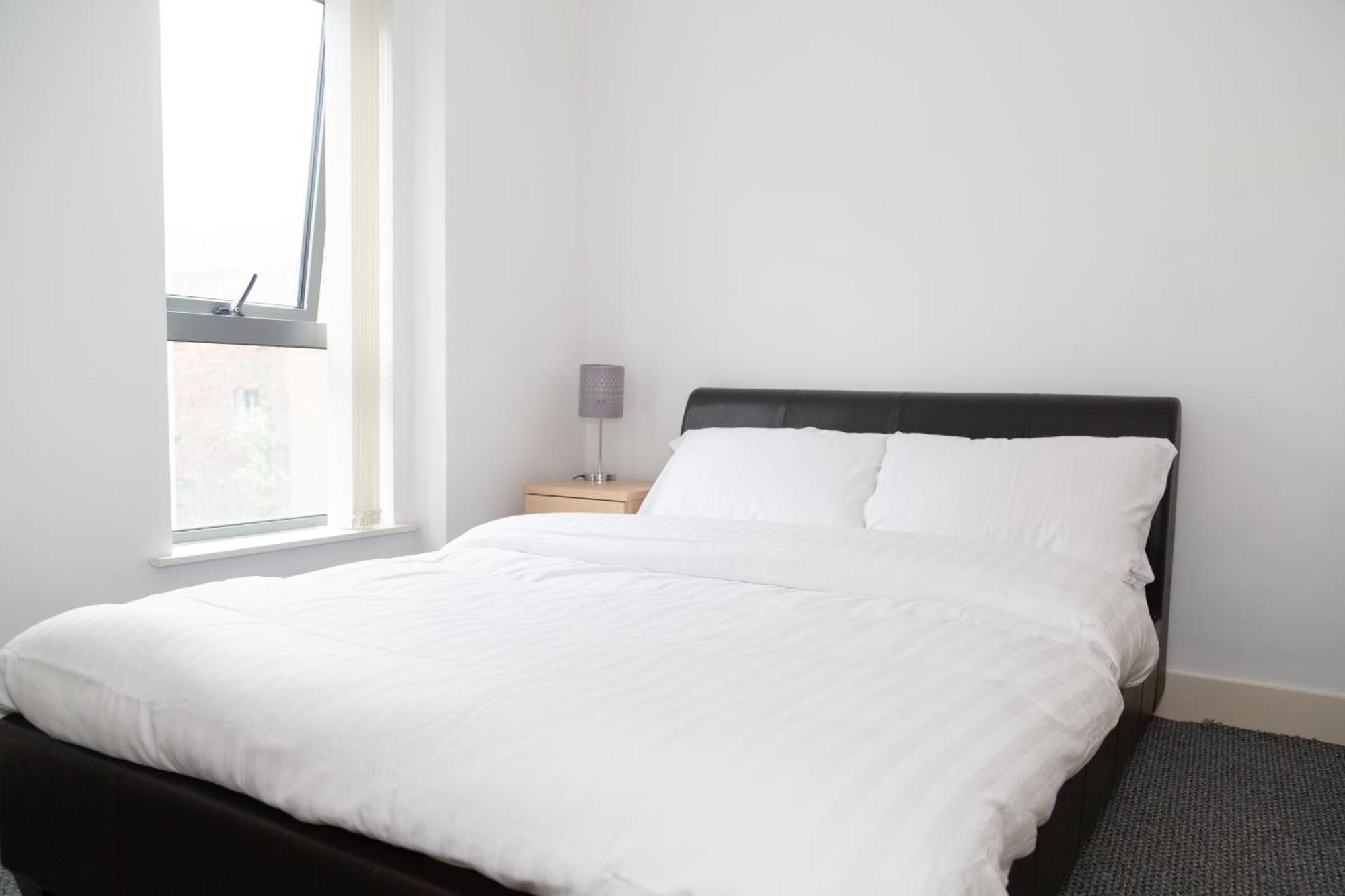 Serviced Apartment In Liverpool City Centre - Free Parking - Balcony - By Happy Days Kültér fotó