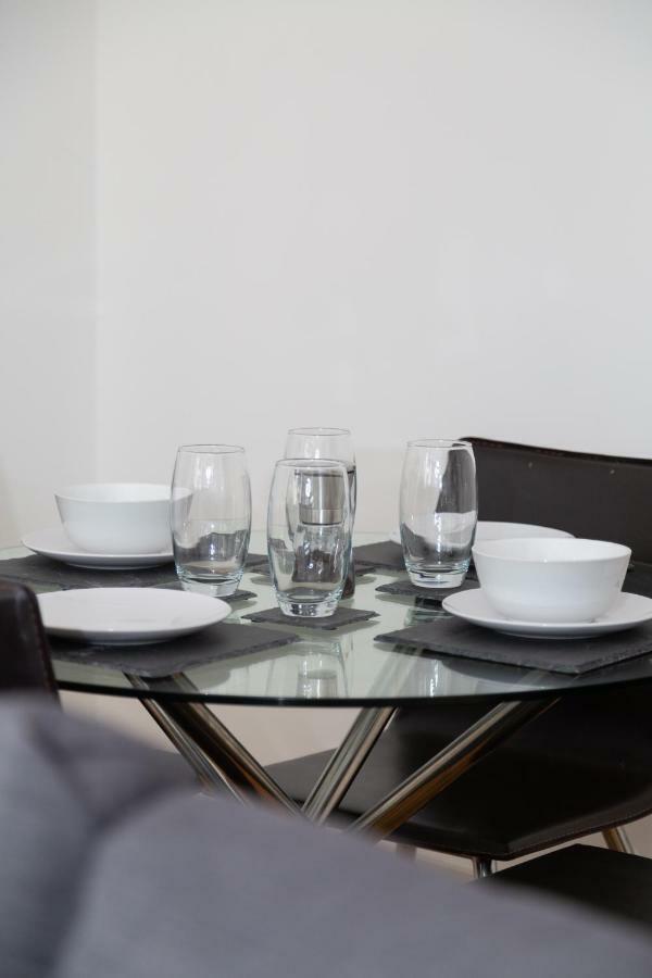 Serviced Apartment In Liverpool City Centre - Free Parking - Balcony - By Happy Days Kültér fotó